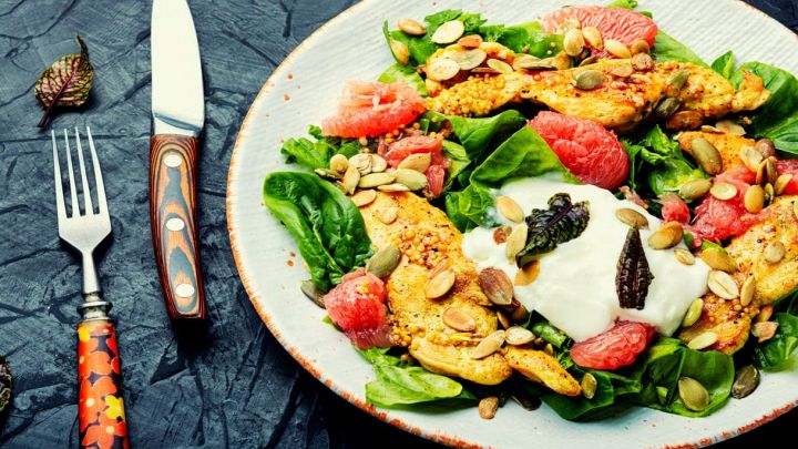 Piatto con insalata ricca di pollo