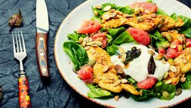 Piatto con insalata ricca di pollo
