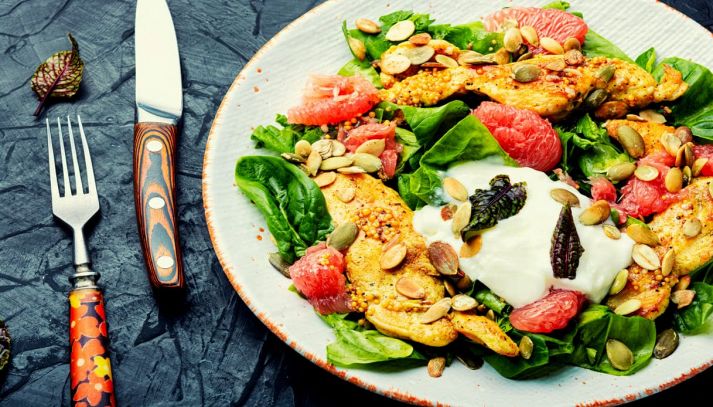 Piatto con insalata ricca di pollo