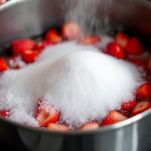 Fragole e zucchero in pentola