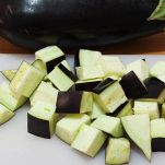 Melanzane crude tagliate a dadini