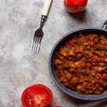 Padella con melanzane e pomodori stufati