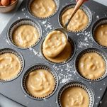 Versate l'impasto negli stampini