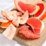 Tagliere con spicchi di pompelmo puliti