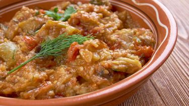Insalata di melanzane e pomodori marocchina chiamata zaalouk