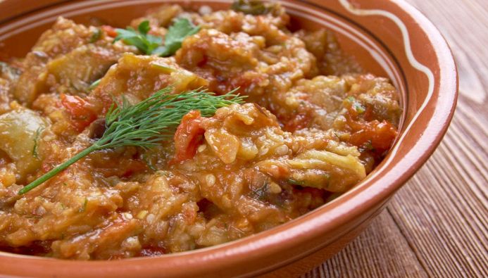 Insalata di melanzane e pomodori marocchina chiamata zaalouk