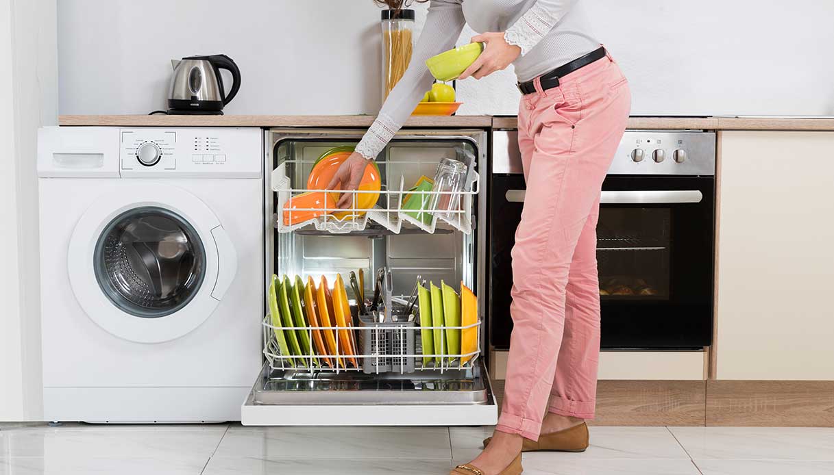 Come pulire la lavastoviglie: consigli utili e rimedi naturali