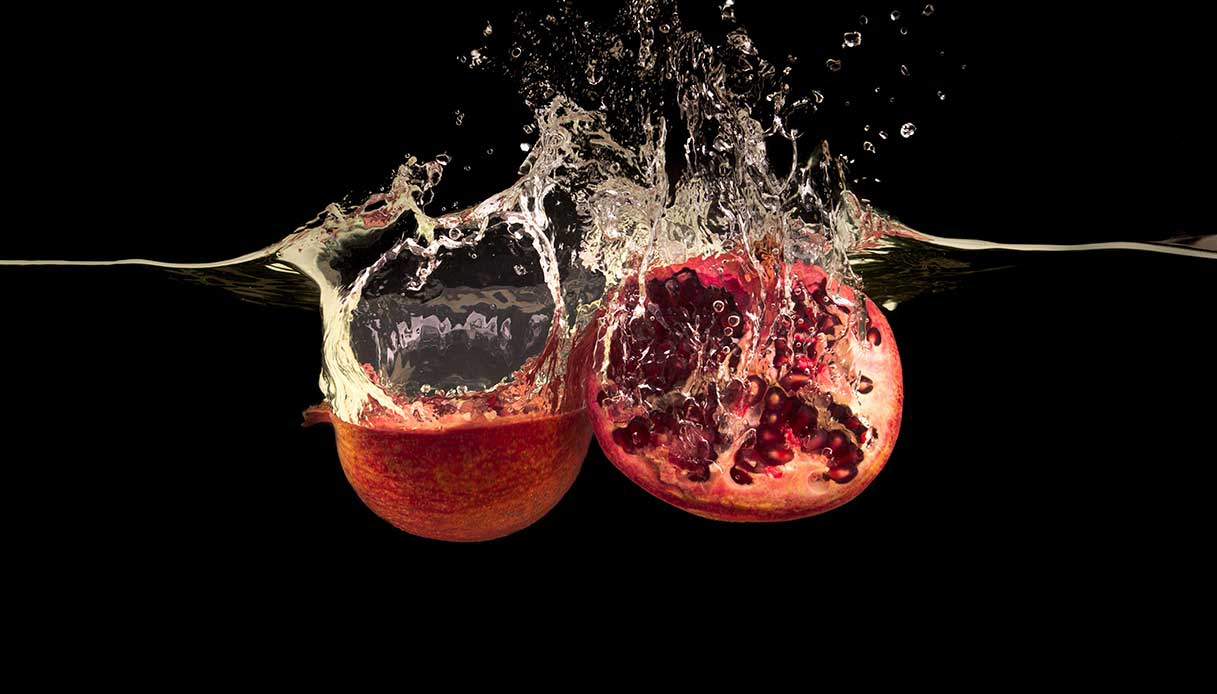 Fasi estrazione arilli melograno sotto acqua