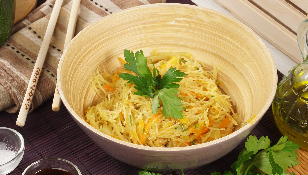 Come cucinare e servire gli spaghetti di riso