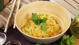 Spaghetti di riso saltati con zucchine e carote