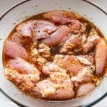 Marinatura del petto di pollo nella ciotola