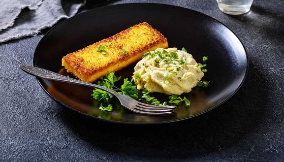 Servite il baccalà mantecato spalmato direttamente sulle fette di polenta