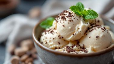 Coppe di gelato cremoso alla vaniglia preparato senza gelatiera