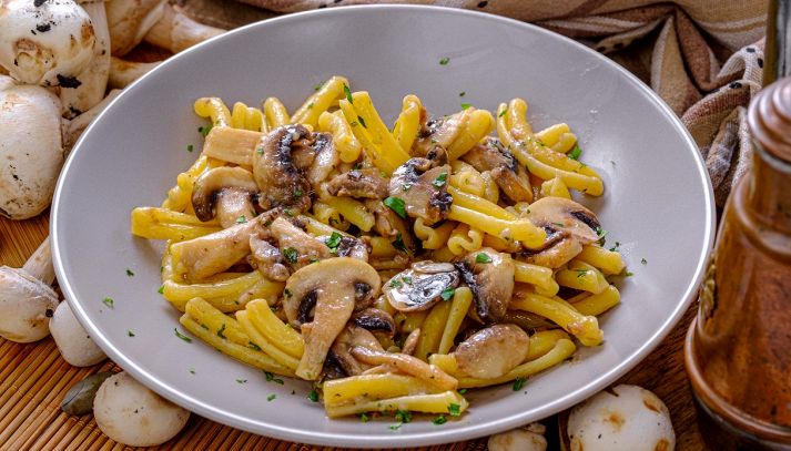 Casarecce con funghi e acciughe: sapore sorprendente