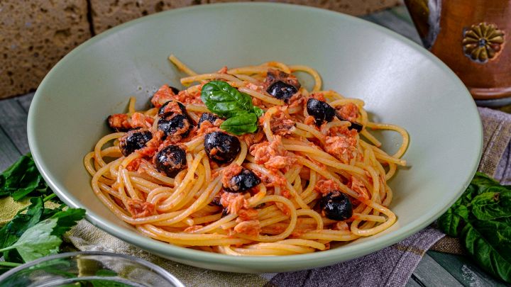 Spaghetti con tonno, pomodoro e altri due ingredienti saporiti