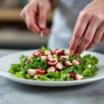 assemblaggio dell'insalata di polpo