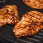 Fette di pollo cuociono sulla griglia