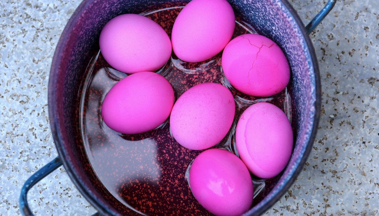 Colorare Uova Sode Coloranti Alimentari Come colorare le uova sode per Pasqua: idee creative e naturali