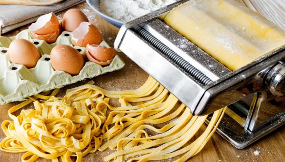 Preparazione delle tagliatelle fatte in casa