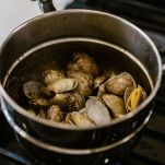 cuocere vongole in padella