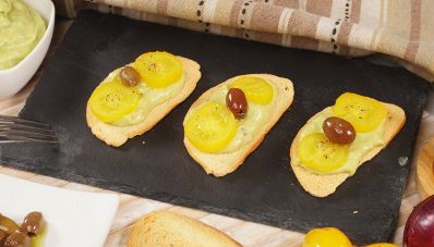 Crostini vegan con finta maionese di avocado