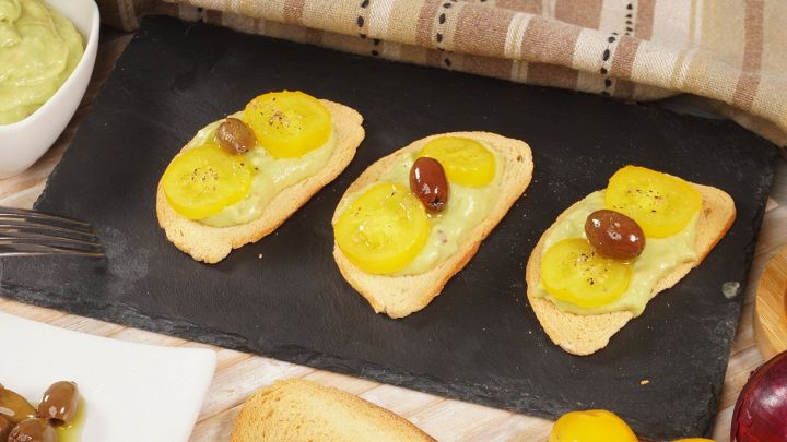 Crostini vegan con finta maionese di avocado