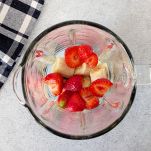 Fragole e banane nel frullatore