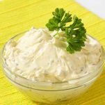 In una ciotola, mescolate il formaggio cremoso con la maionese