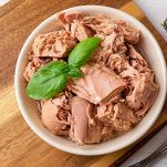 In una ciotola, unite il tonno sgocciolato e i pomodori tagliati a pezzi