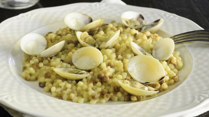 Aggiungere fregola alle vongole