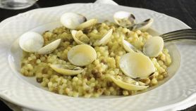 Aggiungere fregola alle vongole