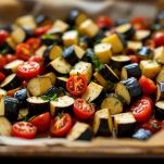 cubetti di melanzane con pomodori a metà