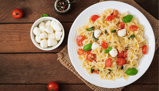 Farfalle con pomodorini, basilico e mozzarella di bufala