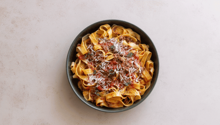 Tagliatelle con ragù di tonno e piselli