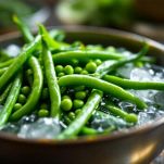 La preparazione di fagiolini e piselli