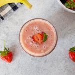 Bicchiere di smoothie con banana, fragole e latte di mandorla