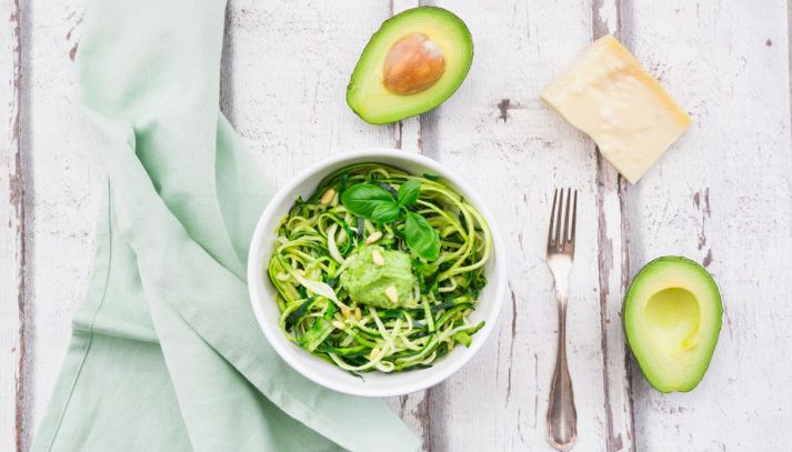 Spaghetti di zucchine con pesto di avocado