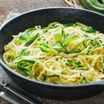 Spaghetti di zucchine e pesto di avocado