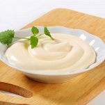 spalmatelo con uno strato di maionese e posizionatelo sul piatto di portata