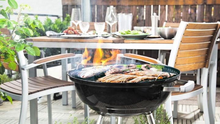 Angolo barbecue in giardino