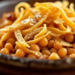 Piatto guarnito con tria fritta e Parmigiano Reggiano.