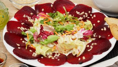 Carpaccio di barbabietola con granella di mandorle