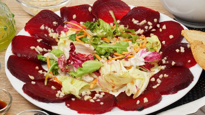 Carpaccio di barbabietola con granella di mandorle