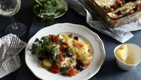 Filetti di branzino alla mediterranea con pomodorini, olive e capperi