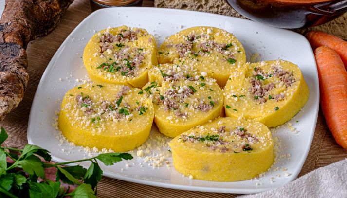 Rotolo di polenta farcito