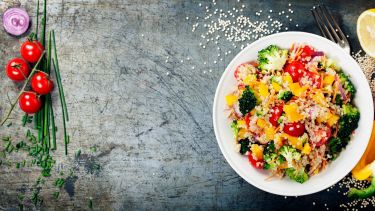 Insalata estiva di quinoa e verdure croccanti