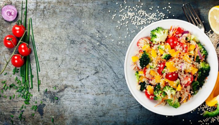 Insalata estiva di quinoa e verdure croccanti