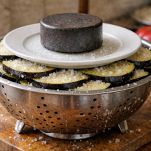 La preparazione delle melanzane