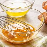 mescolare il latte caldo con i tuorli