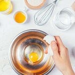 mescolare tuorli con lo zucchero